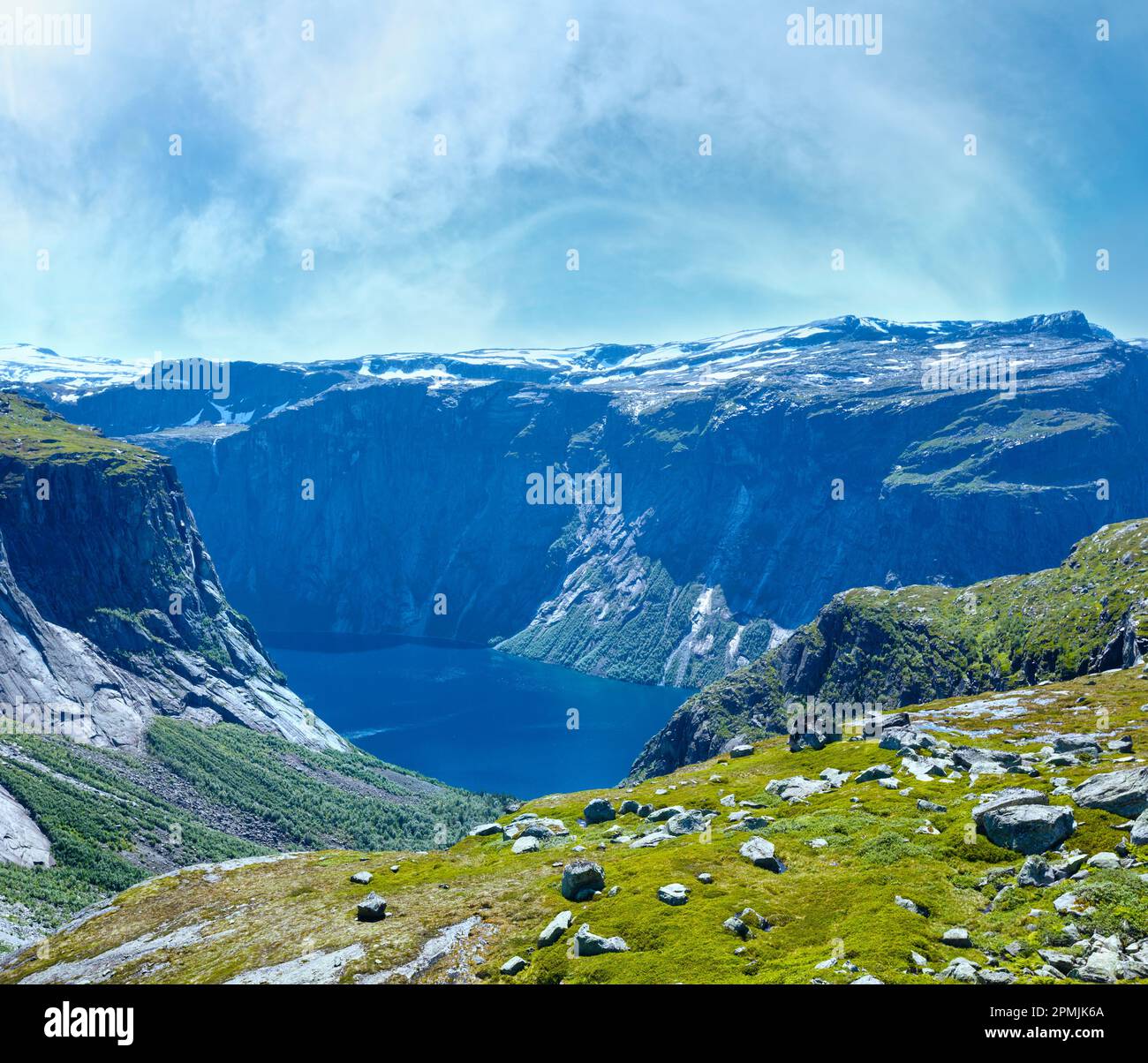 Ringedalsvatnet estate lago paesaggio nebuloso (Norvegia). Vista da sopra. Foto Stock