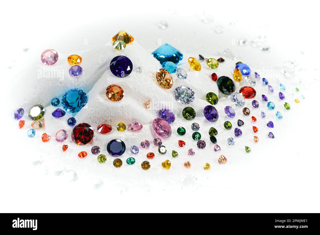 Diamanti colorati su Showcase girando con sfondo nevicante. Pietre e gemme preziose, gioielli. rhinestone e brillante, zaffiro e ametista, aq Foto Stock