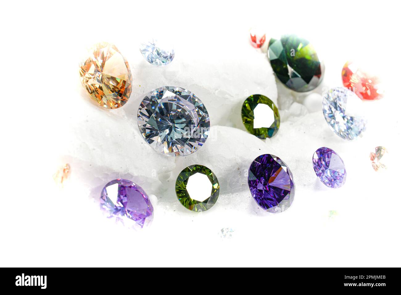 Diamanti colorati su Showcase girando con sfondo nevicante. Pietre e gemme preziose, gioielli. rhinestone e brillante, zaffiro e ametista, aq Foto Stock