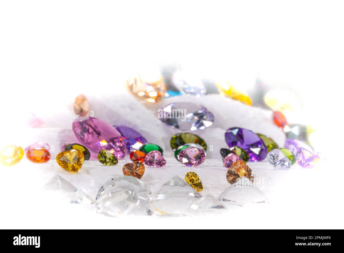 Diamanti colorati su Showcase girando con sfondo nevicante. Pietre e gemme preziose, gioielli. rhinestone e brillante, zaffiro e ametista, aq Foto Stock