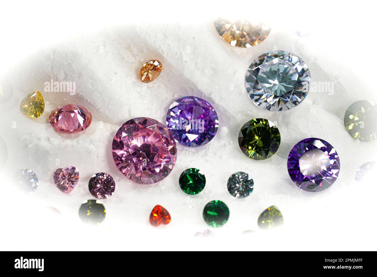 Diamanti colorati su Showcase girando con sfondo nevicante. Pietre e gemme preziose, gioielli. rhinestone e brillante, zaffiro e ametista, aq Foto Stock