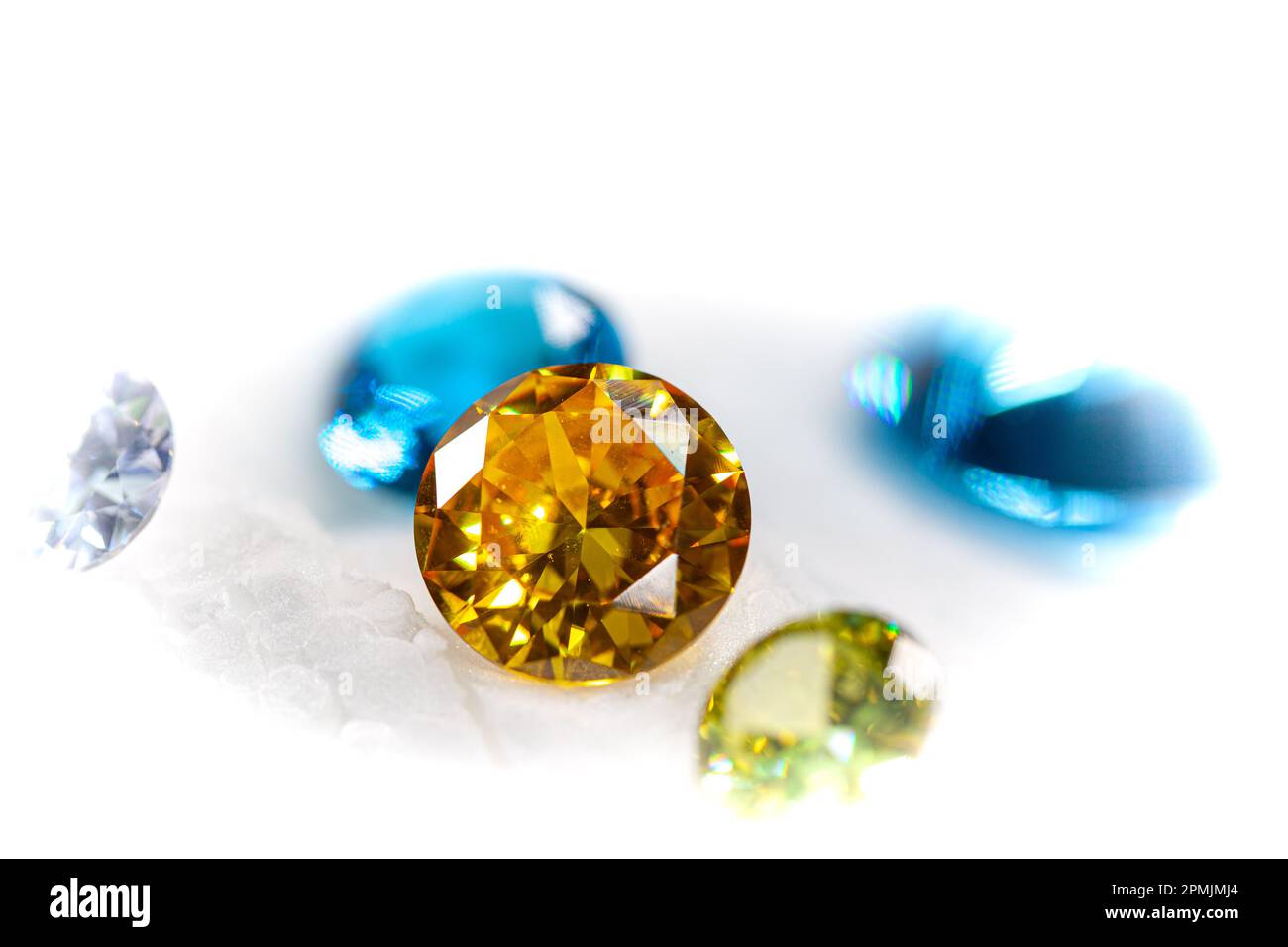 Diamanti colorati su Showcase girando con sfondo nevicante. Pietre e gemme preziose, gioielli. rhinestone e brillante, zaffiro e ametista, aq Foto Stock