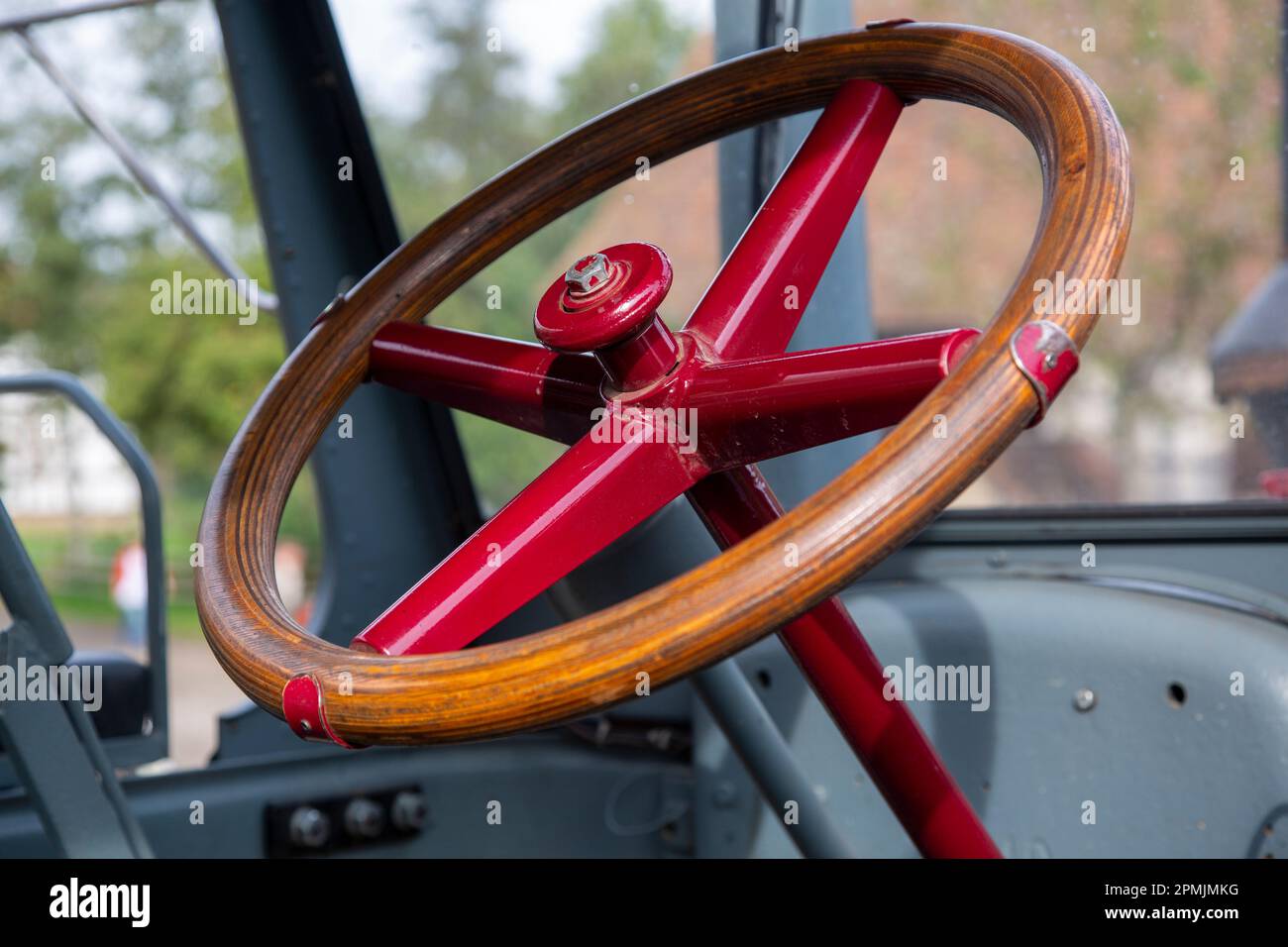 Vecchio volante in legno e metallo in un trattore d'epoca Foto Stock