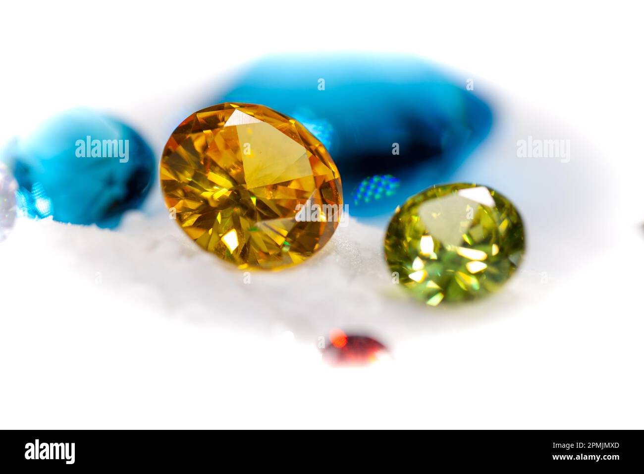 Diamanti colorati su Showcase girando con sfondo nevicante. Pietre e gemme preziose, gioielli. rhinestone e brillante, zaffiro e ametista, aq Foto Stock