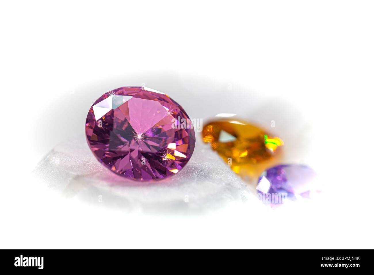 Diamanti colorati su Showcase girando con sfondo nevicante. Pietre e gemme preziose, gioielli. rhinestone e brillante, zaffiro e ametista, aq Foto Stock