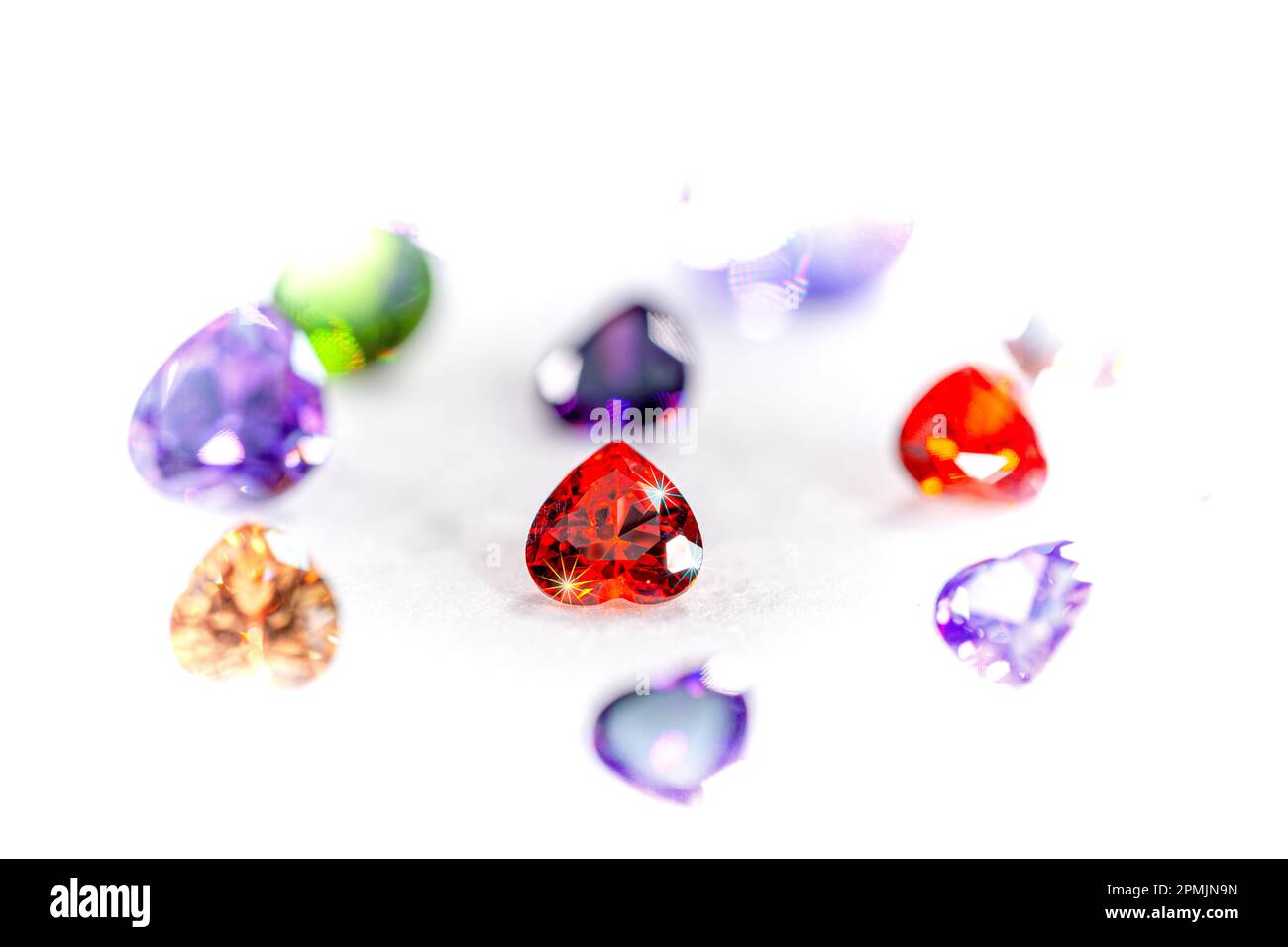 Diamanti colorati su Showcase girando con sfondo nevicante. Pietre e gemme preziose, gioielli. rhinestone e brillante, zaffiro e ametista, aq Foto Stock
