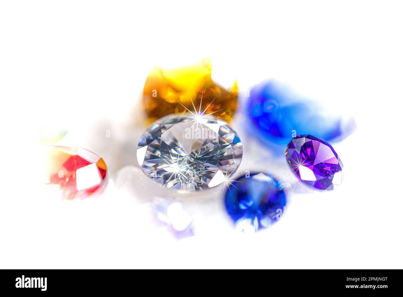 Diamanti colorati su Showcase girando con sfondo nevicante. Pietre e gemme preziose, gioielli. rhinestone e brillante, zaffiro e ametista, aq Foto Stock