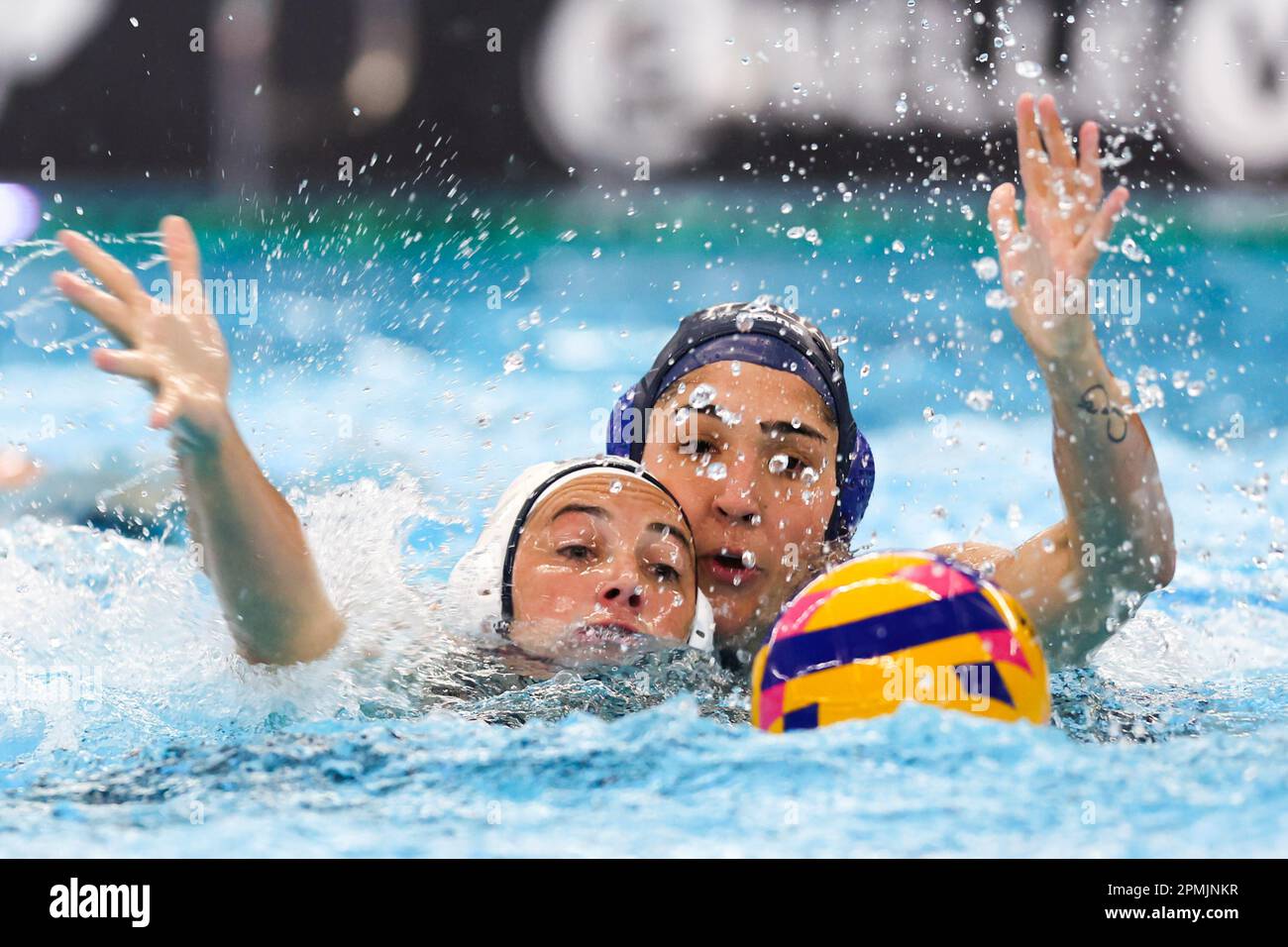 ROTTERDAM, PAESI BASSI - 13 APRILE: Maggie Steffens of United States, Luna di Claudio of Italy durante la Women’s Waterpolo World Cup 2023, Division 1 Match USA contro Italia il 13 aprile 2023 a Rotterdam, Paesi Bassi (Foto di Albert Ten Hove/Orange Pictures) Foto Stock