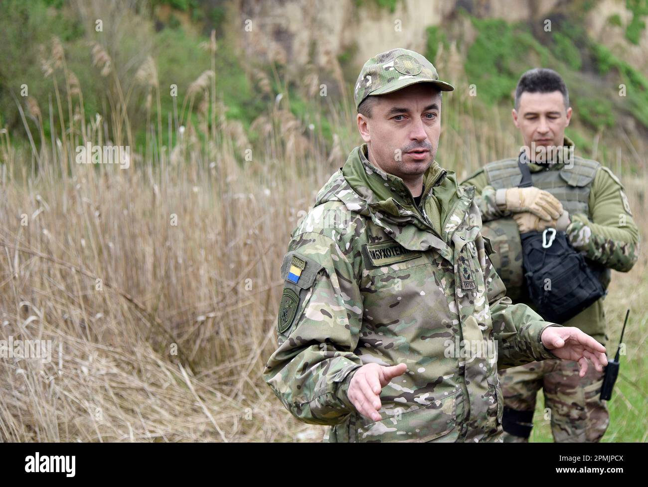 KIEV, UCRAINA - 13 APRILE 2023 - Capo del Servizio di smaltimento delle Ordinanze esplosive della polizia regionale di Kiev Mykola Murai è visto durante un briefing sulla distruzione dei dispositivi esplosivi trovati nel territorio de-occupato della regione di Kiev, capitale dell'Ucraina. Foto Stock