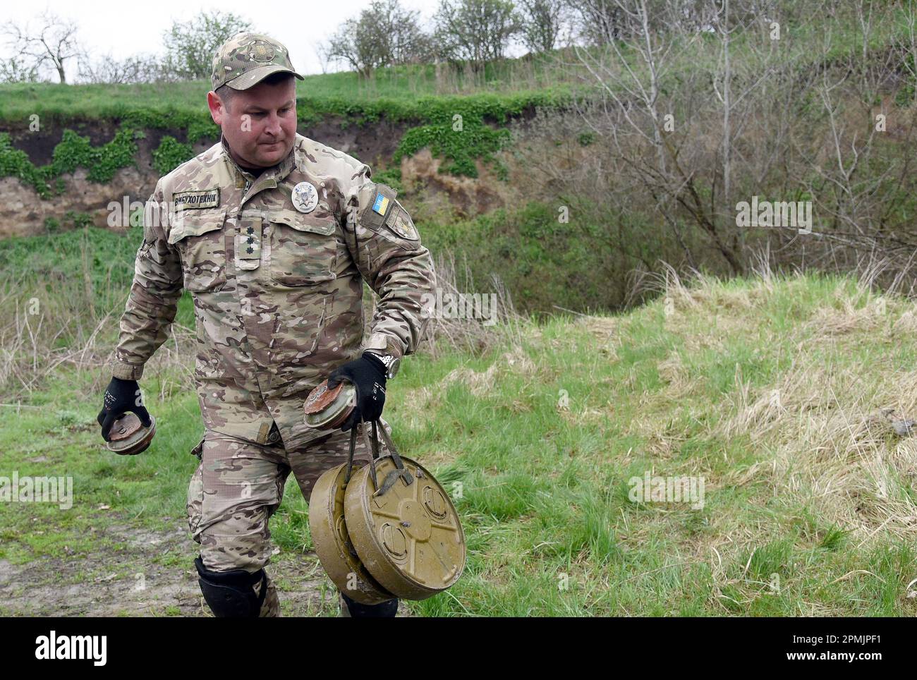 KIEV, UCRAINA - 13 APRILE 2023 - un dipendente del servizio esplosivo della polizia nazionale dell'Ucraina è visto durante la distruzione di dispositivi esplosivi trovati nel territorio de-occupato della regione di Kiev, capitale dell'Ucraina. Foto Stock