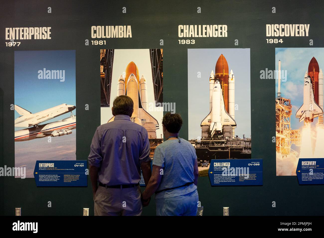 Una coppia ha letto le informazioni sulle navette Columbia & Challenger Space al kennedy Space Centre, Florida, USA. Foto Stock
