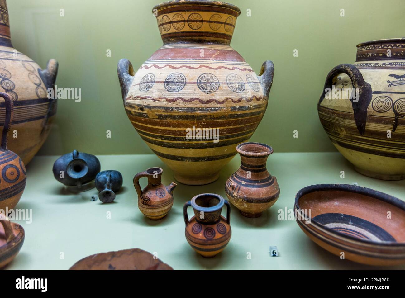 Antichi tesori di scavo nel museo di Polis Chrysochous a Cipro Foto Stock