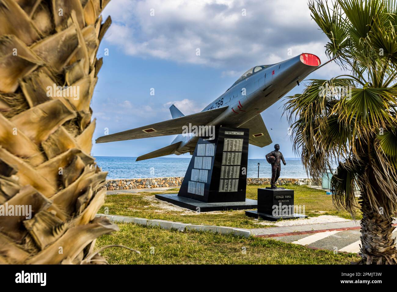 Monumento all'ex pilota Cengiz Topel, che ha lasciato napalm a Cipro dalla parte della Turchia. Karavostasi, Cipro Foto Stock