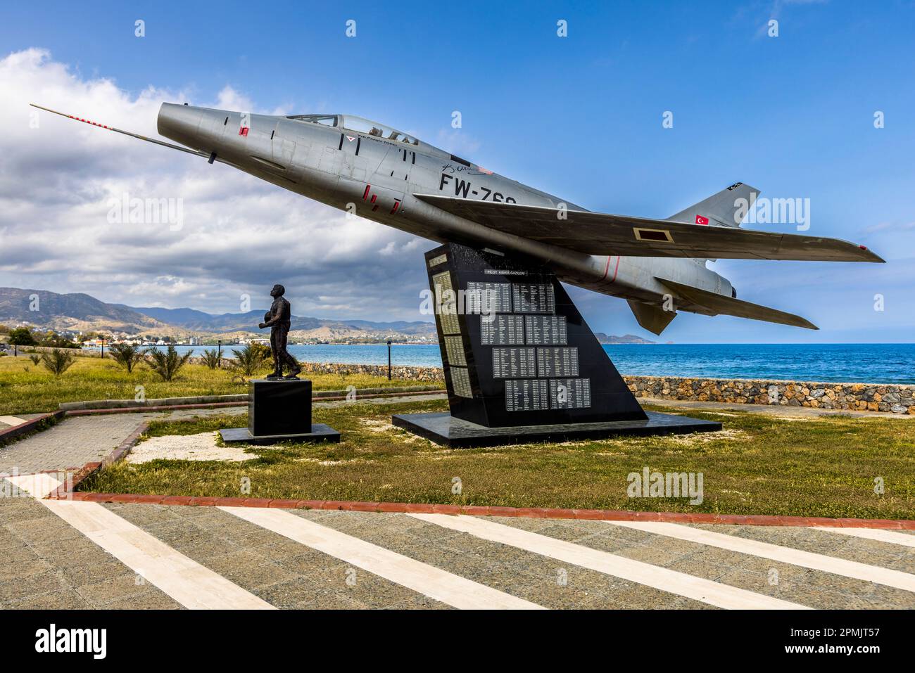 Monumento all'ex pilota Cengiz Topel, che ha lasciato napalm a Cipro dalla parte della Turchia. Karavostasi, Cipro Foto Stock