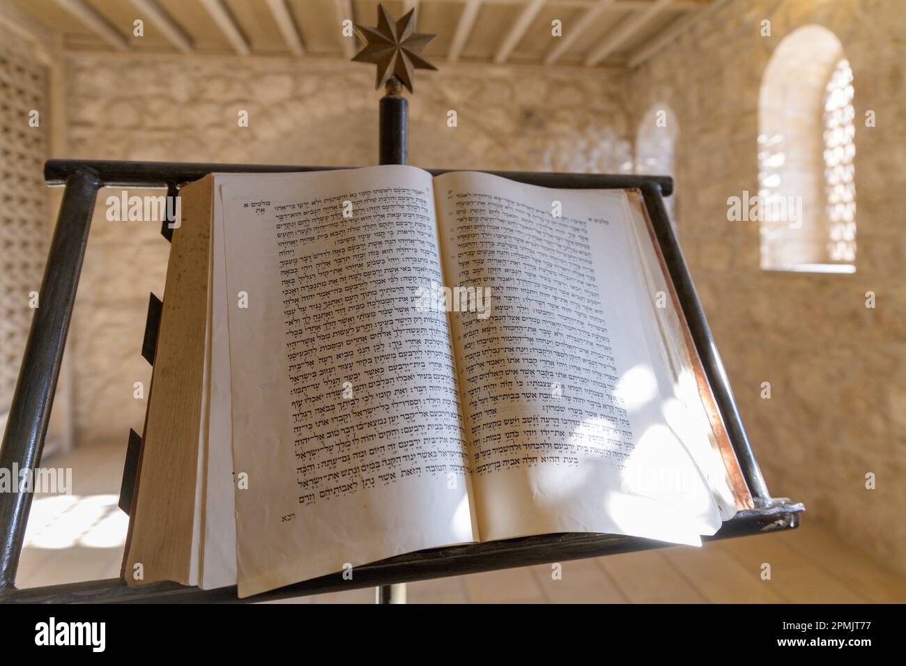 La Bibbia in ebraico nel monastero cattolico di Beit Jimal (o Beit Jamal) vicino a Beit Shemesh, Israele Foto Stock