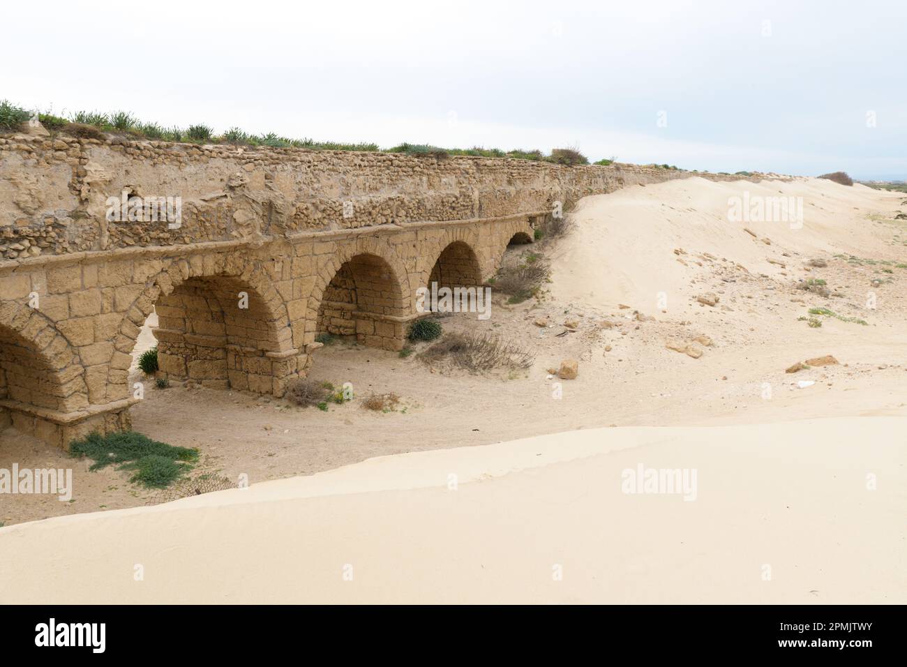 Antico acquedotto romano a Cesarea, Israele Foto Stock