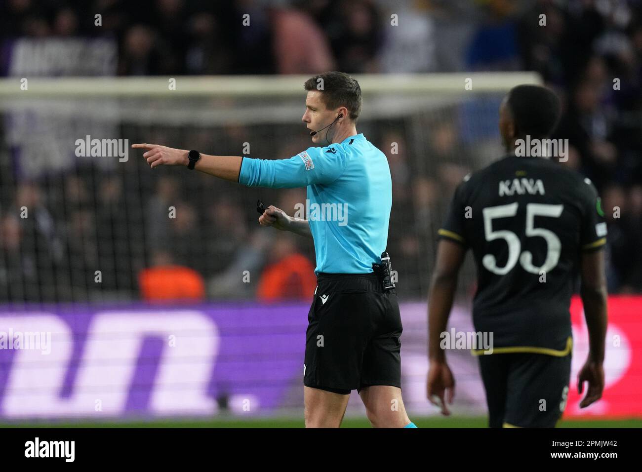 BRUXELLES - Referee Daniel Siebert dopo la finale della UEFA Conference League tra RSC Anderlecht e AZ Alkmaar allo stadio del Lotto Park il 13 aprile 2023 a Bruxelles, Belgio. ANP ED VAN DE POL Foto Stock