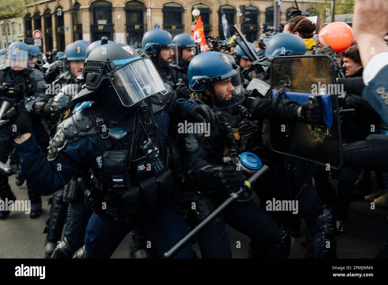 Jan Schmidt-Whitley/le Pictorium - dimostrazione contro la riforma pensionistica a Parigi - 13/4/2023 - Francia / Parigi / Parigi - gli ufficiali di polizia hanno battuto i dimostranti. La partecipazione è stata nuovamente in declino questo giovedì per il dodicesimo giorno di mobilitazione contro la riforma delle pensioni, le cifre dei sindacati come quelle delle autorità che si avvicinano ai loro livelli più bassi dall'inizio del movimento sociale. Nella capitale, il quartier generale della polizia contava 42.000 dimostranti (contro 57.000 del 6 aprile), mentre il CGT ne reclamava 400.000. Foto Stock