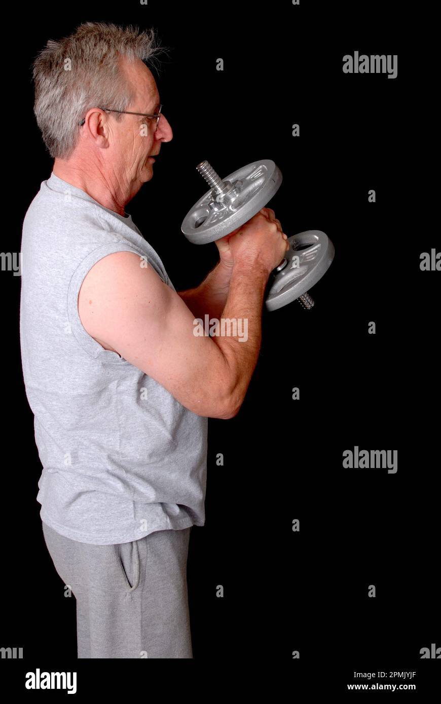 Senior Citizen fitness training mediante il sollevamento di pesi Foto Stock