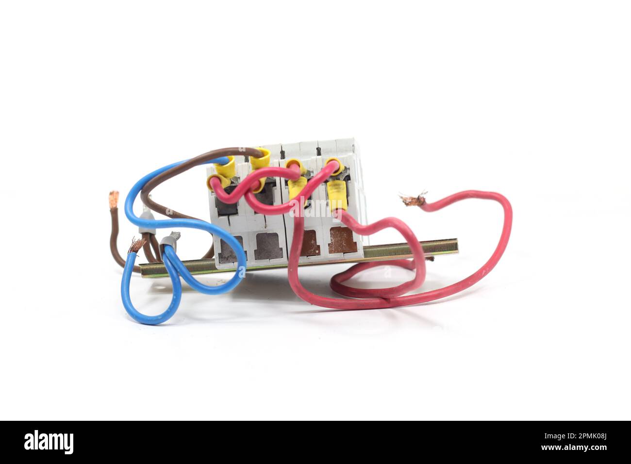 Immagine di due cavi di alimentazione elettrici collegati a una presa a muro che fornisce un collegamento elettrico Foto Stock