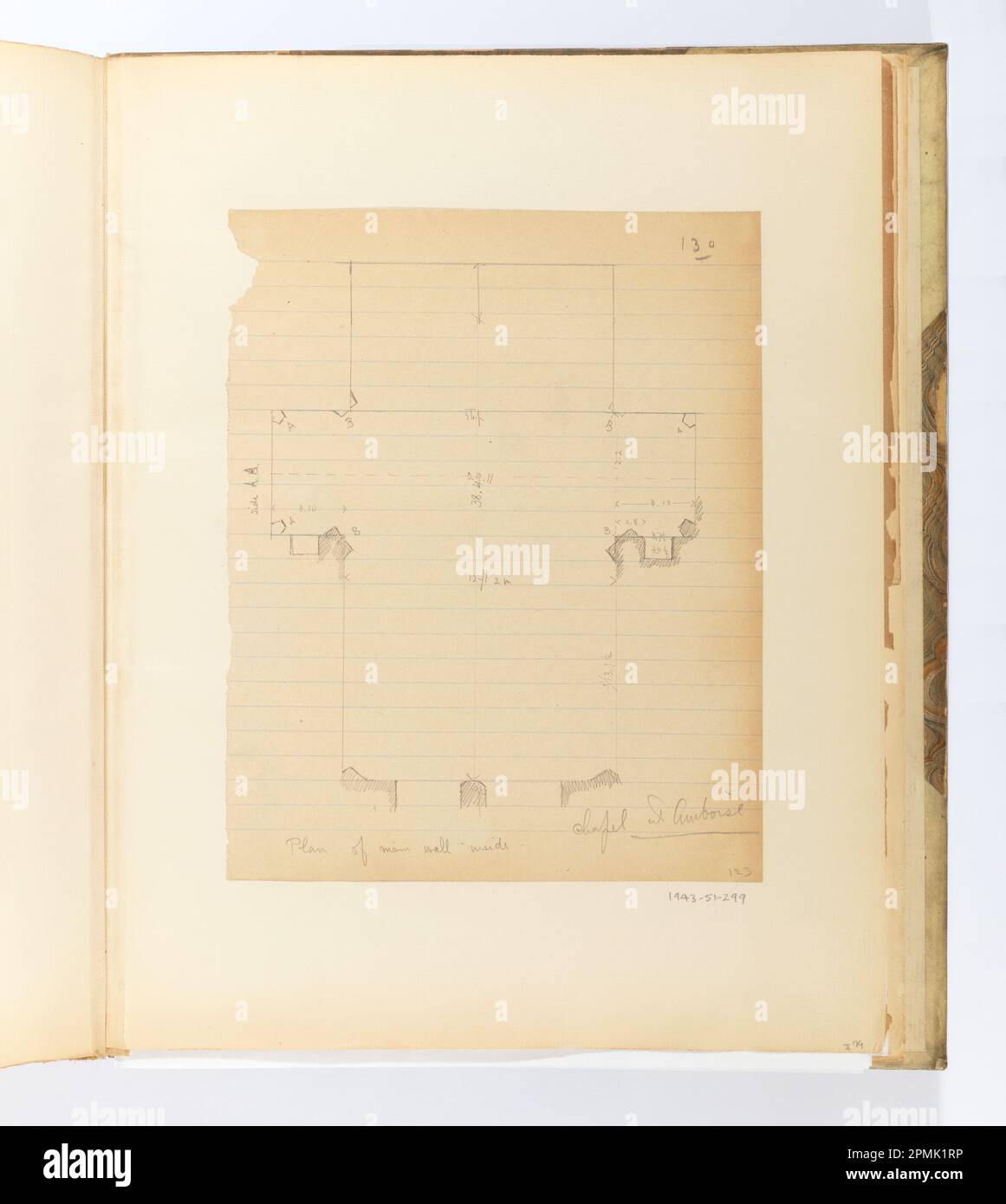 Pagina dell'album, pianta della parete principale dentro, Cappella ad Amboise, Francia; Whitney Warren Jr. (Americano, 1864–1943); Francia; grafite su carta ovaiata bianca con linee di inchiostro blu prestampate, montata su carta spessa, biancastra inserita nella rilegatura con tessuto; foglio: 21,5 x 17,2 cm (8 7/16 x 6 3/4 pollici), montaggio irregolare: 31,8 x 24,7 cm (12 1/2 x 9 3/4 pollici), irregolare Foto Stock Pagina dell'album, pianta della parete principale dentro, Cappella ad Amboise, Francia; Whitney Warren Jr. (Americano, 1864–1943); Francia; grafite su carta ovaiata bianca con linee di inchiostro blu prestampate, montata su carta spessa, biancastra inserita nella rilegatura con tessuto; foglio: 21,5 x 17,2 cm (8 7/16 x 6 3/4 pollici), montaggio irregolare: 31,8 x 24,7 cm (12 1/2 x 9 3/4 pollici), irregolare Foto Stock