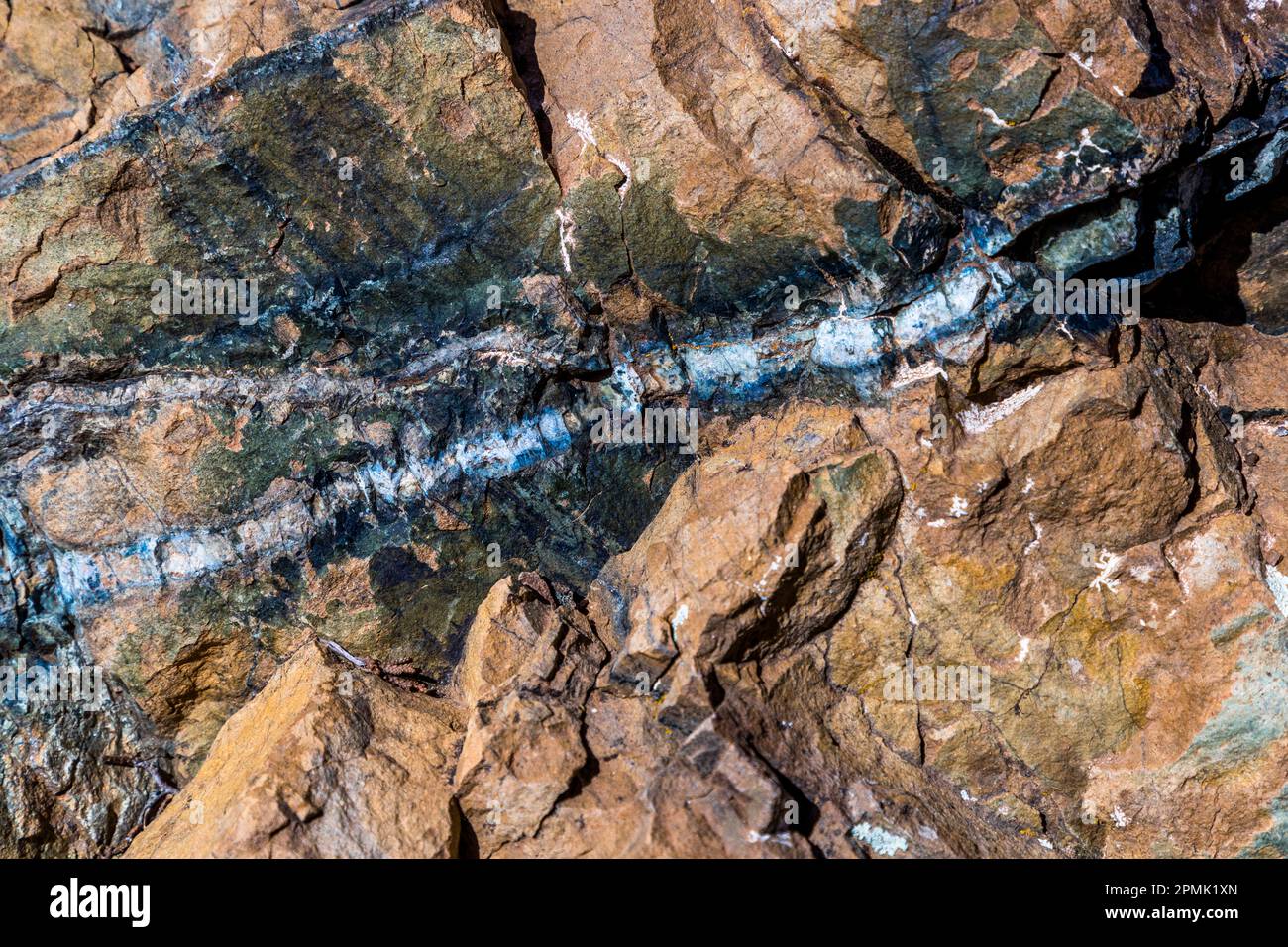 Harzburgite nei Monti Troodos a Cipro. Il Troodos è di origine vulcanica e l'arzburgite è una roccia di origine magmatica. Il Troodos è uno dei massicci montani più esplorati geologicamente al mondo Foto Stock