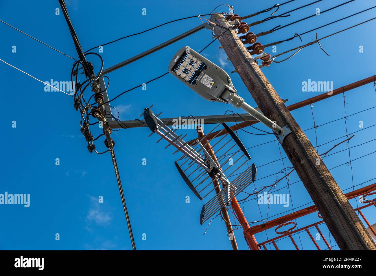Cavo, antenna e lampada in disordine, ma almeno con le luci a LED a Omodos, Cipro Foto Stock