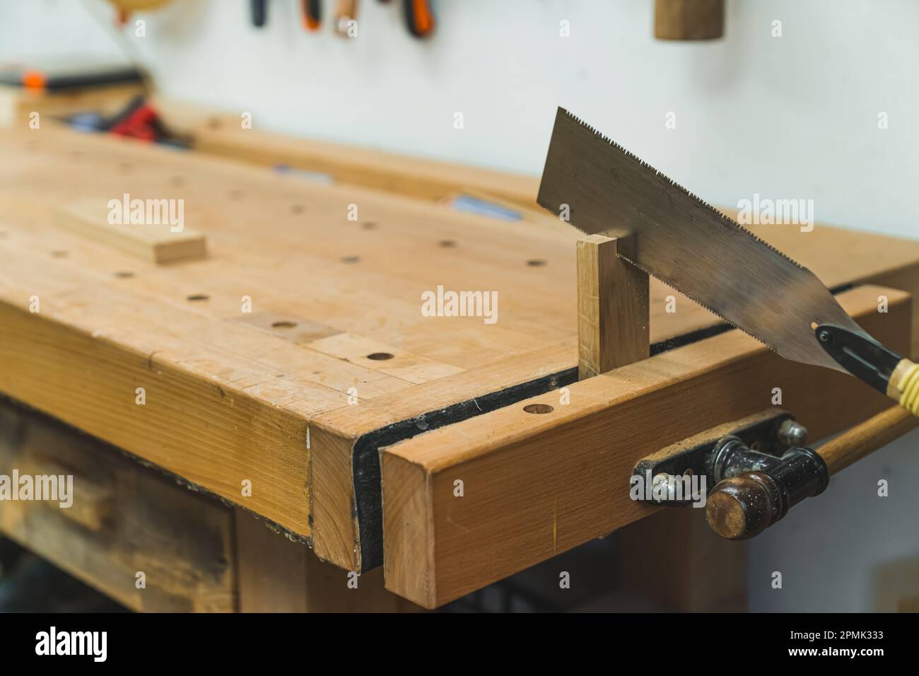 Primo piano di sega giapponese taglio tavolame di legno piccolo. Varietà di utensili utilizzati nel processo di carpenteria e lavorazione del legno. Foto di alta qualità Foto Stock