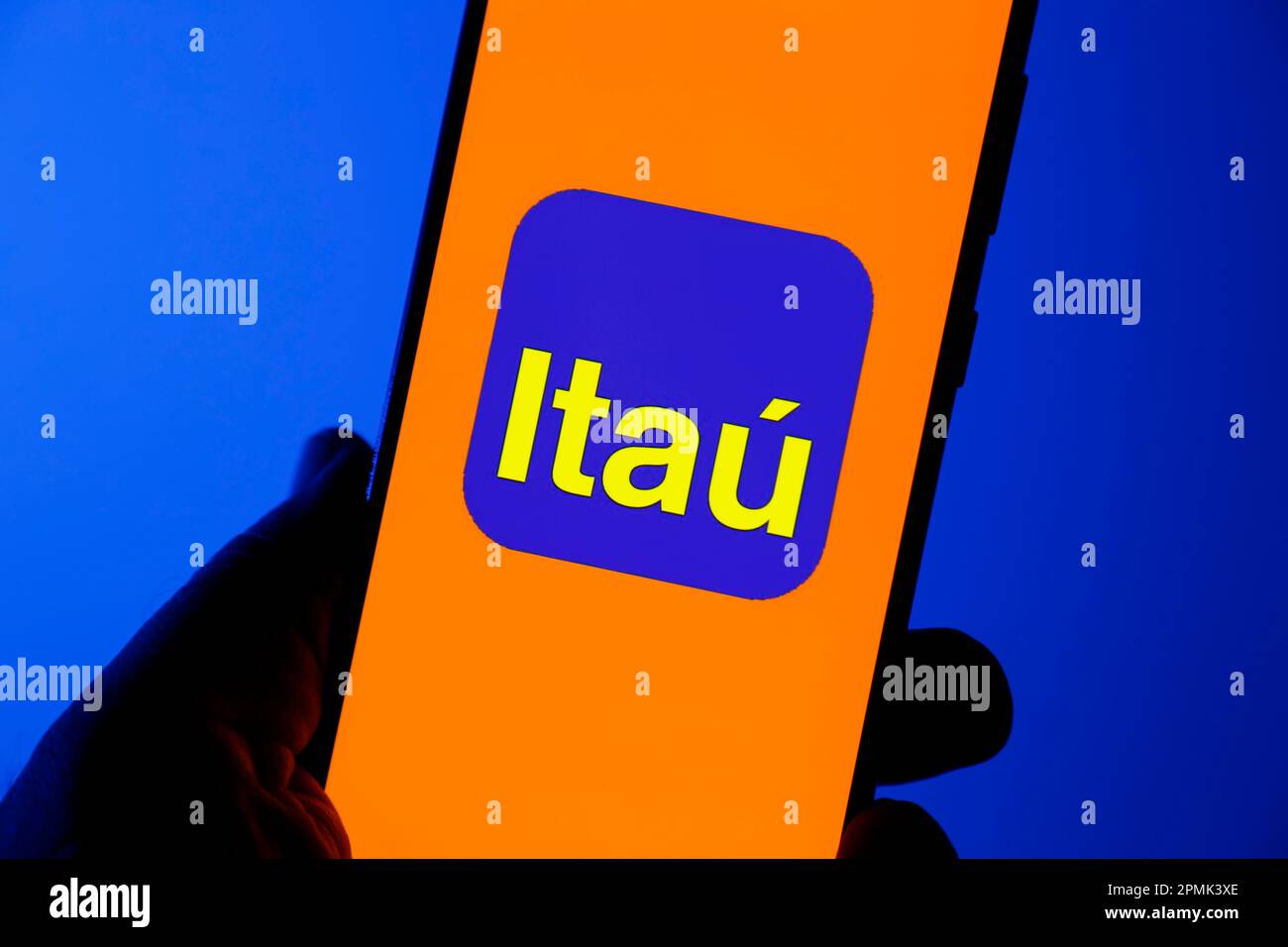 Minas Gerais, Brasile - 13 aprile 2023: Immagine illustrativa della società di banca Itau Unibanco sullo schermo del telefono cellulare Foto Stock