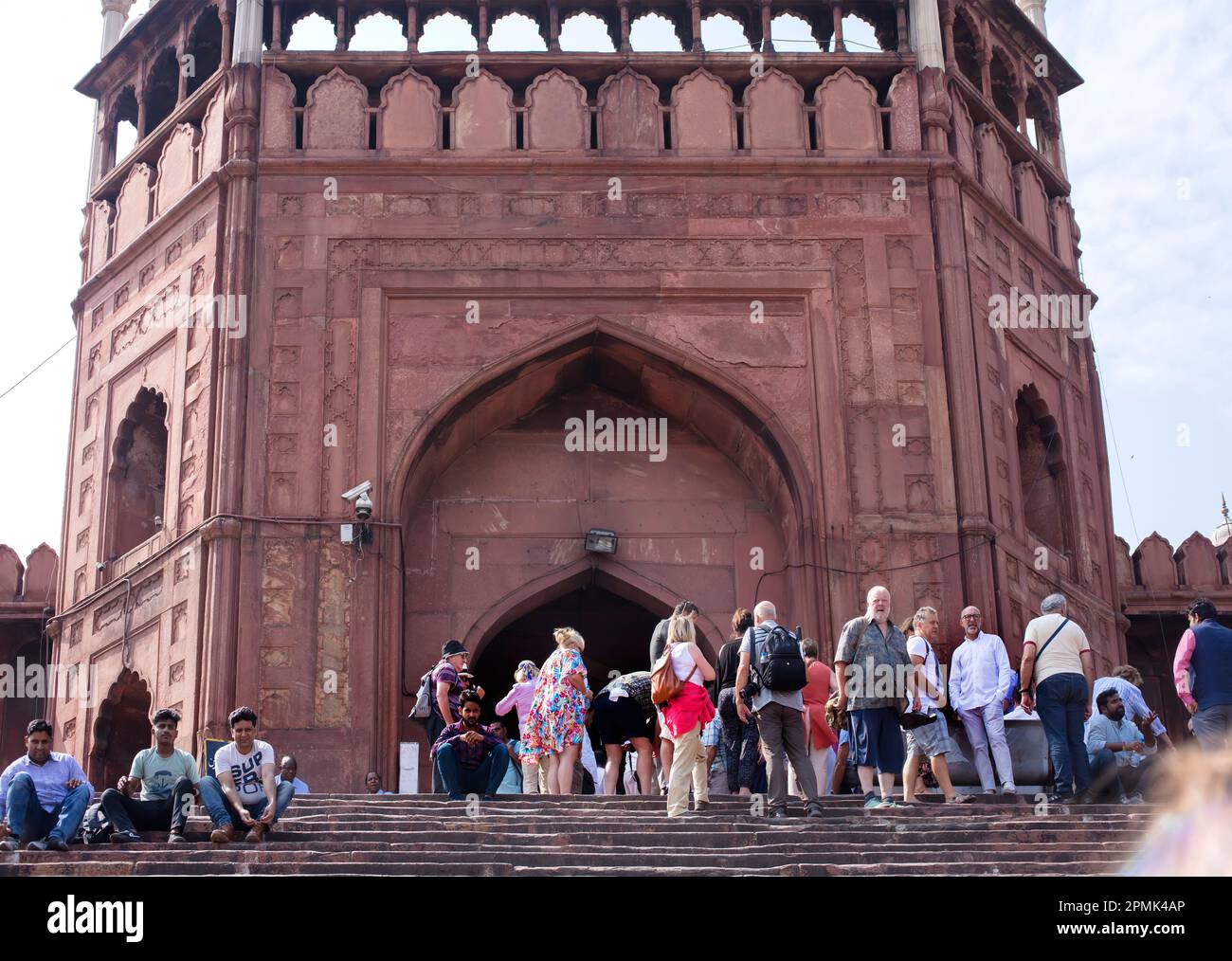 Persone al di fuori della Moschea Jana Masjid, Delhi, India Foto Stock