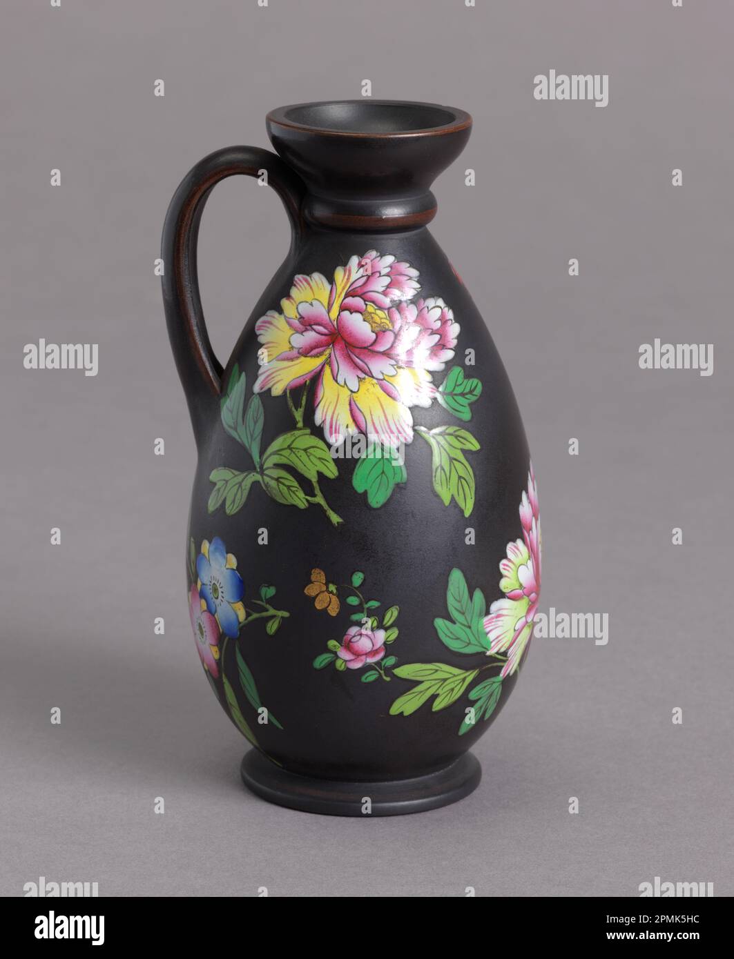 Vaso; prodotto da Wedgwood (Regno Unito); gres (basalto nero), decorazione smaltata e verniciata; 12,9 x 7 cm (5 1/16 x 2 3/4 in.); Bequest of Erskine Hewitt; 1938-57-313 Foto Stock