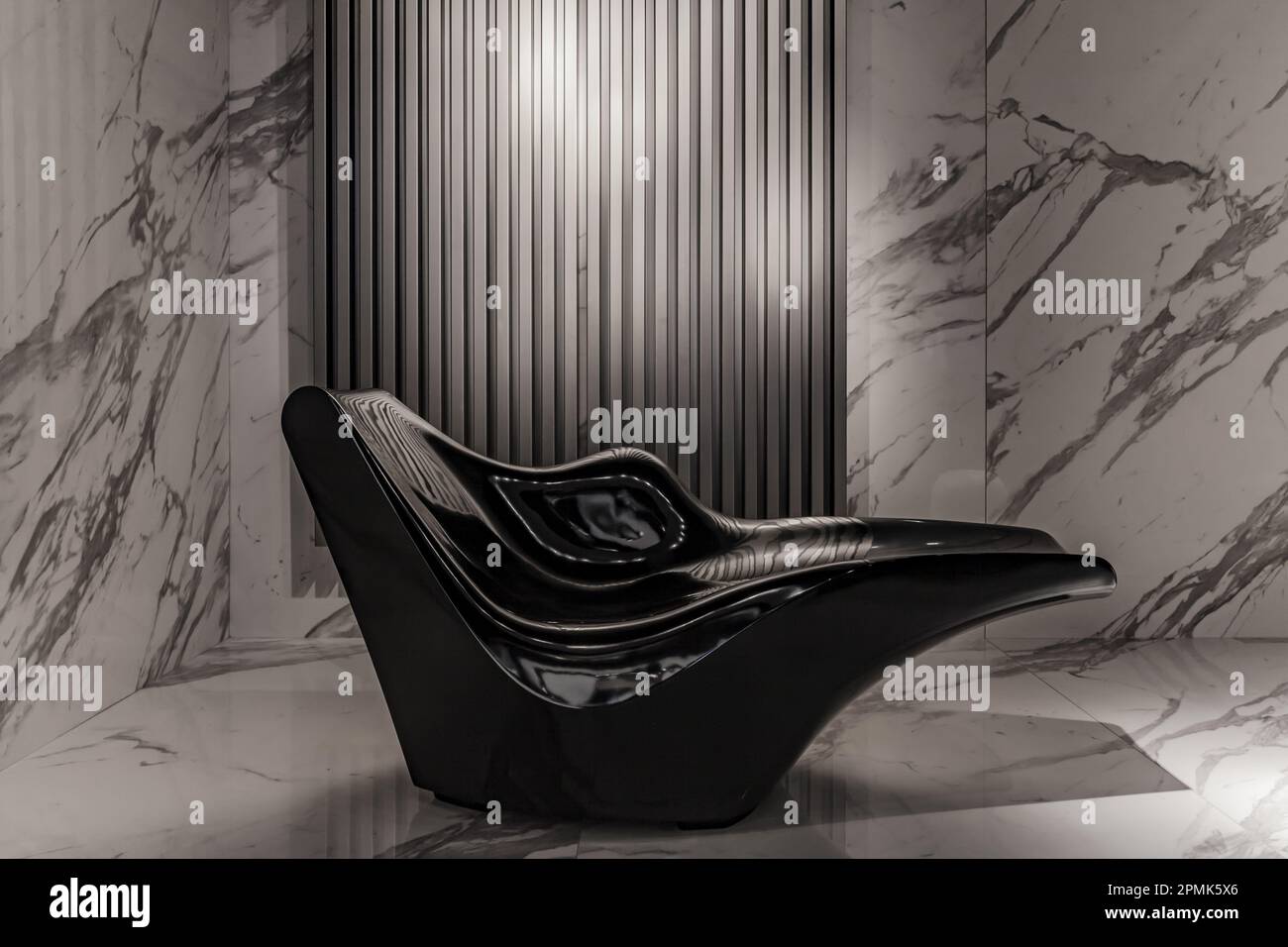 Mostra di chaise longue, oggetti di design contemporaneo per mobili con sfondo in marmo bianco Foto Stock