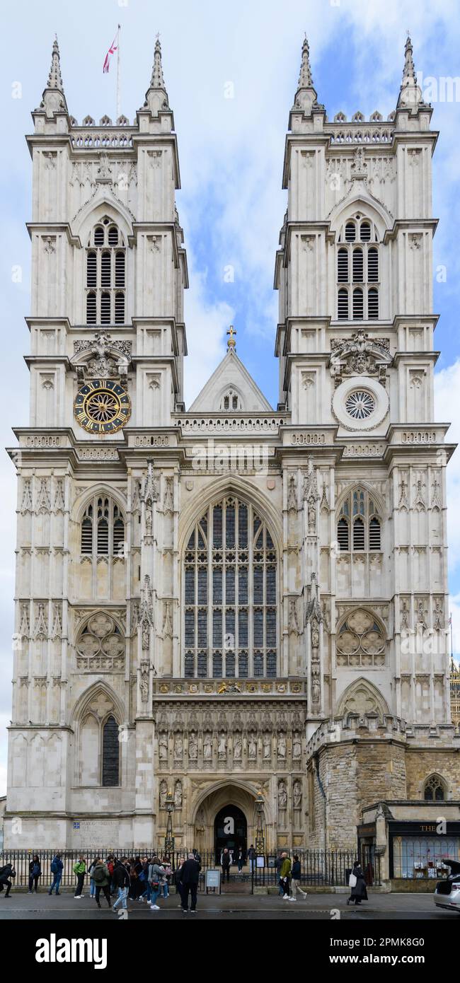 Londra, Regno Unito - 17 marzo 2023; panorama verticale della facciata occidentale dell'Abbazia di Westminster Foto Stock