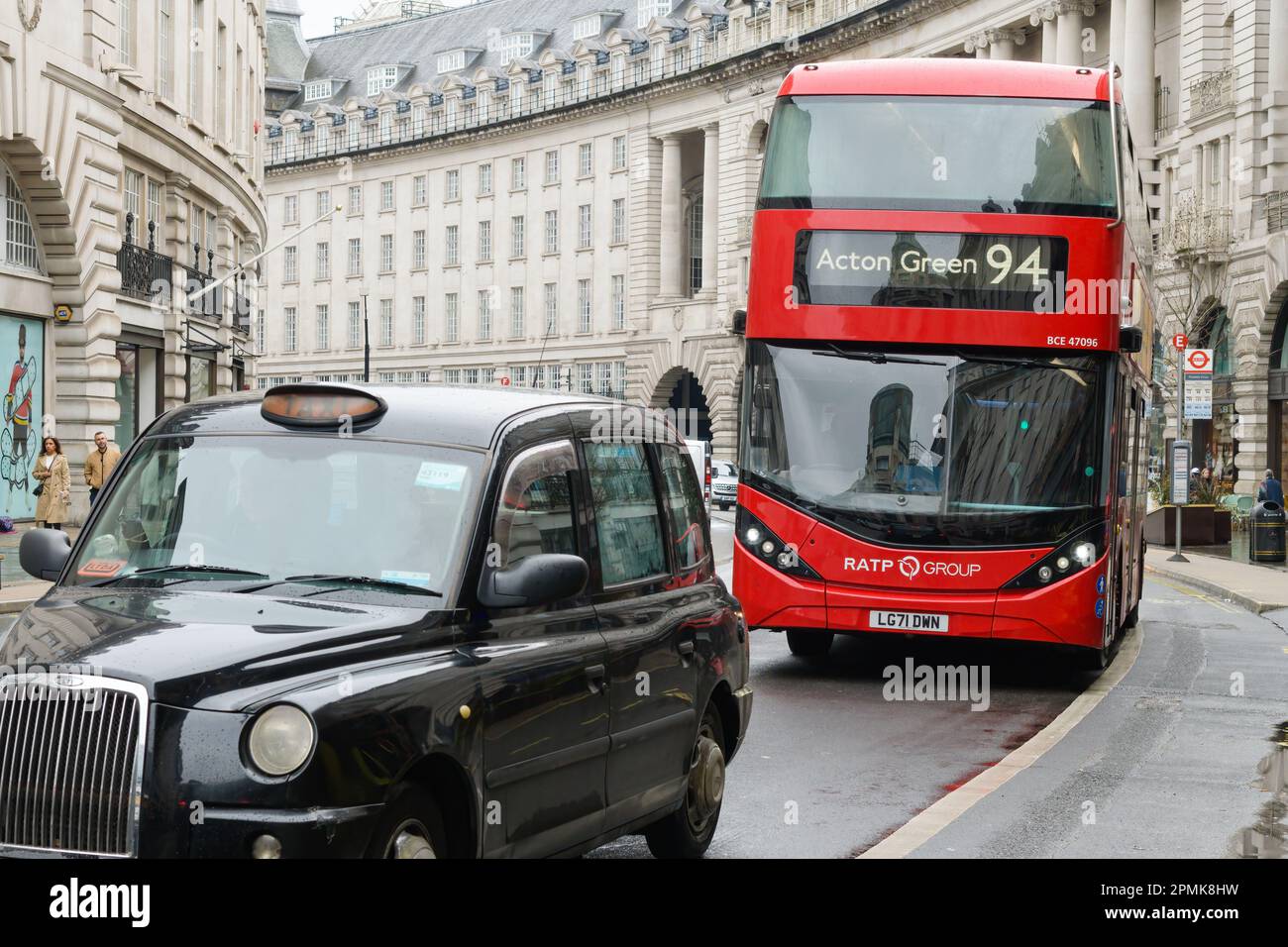 Londra, Regno Unito -17 marzo 2023; RATP gruppi autobus rosso a due piani e taxi su Regent Street Londra Foto Stock