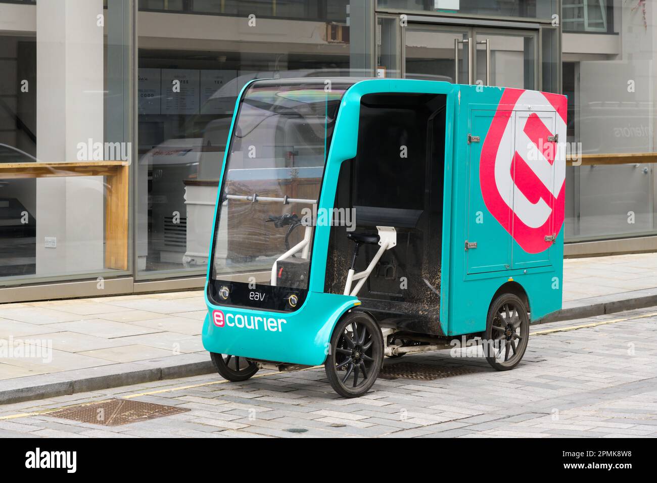 Londra, Regno Unito - 16 marzo 2023; bici da carico elettrica del corriere eCourier verde parcheggiata al marciapiede a Londra Foto Stock