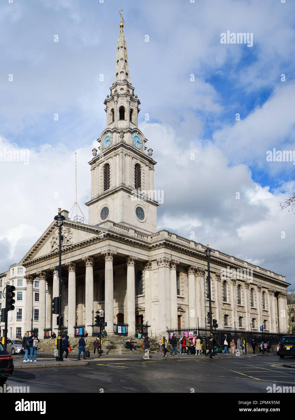 Londra, Regno Unito - 18 marzo 2023; chiesa di St Martin in the Fields nel centro di Londra sopra una strada bagnata Foto Stock
