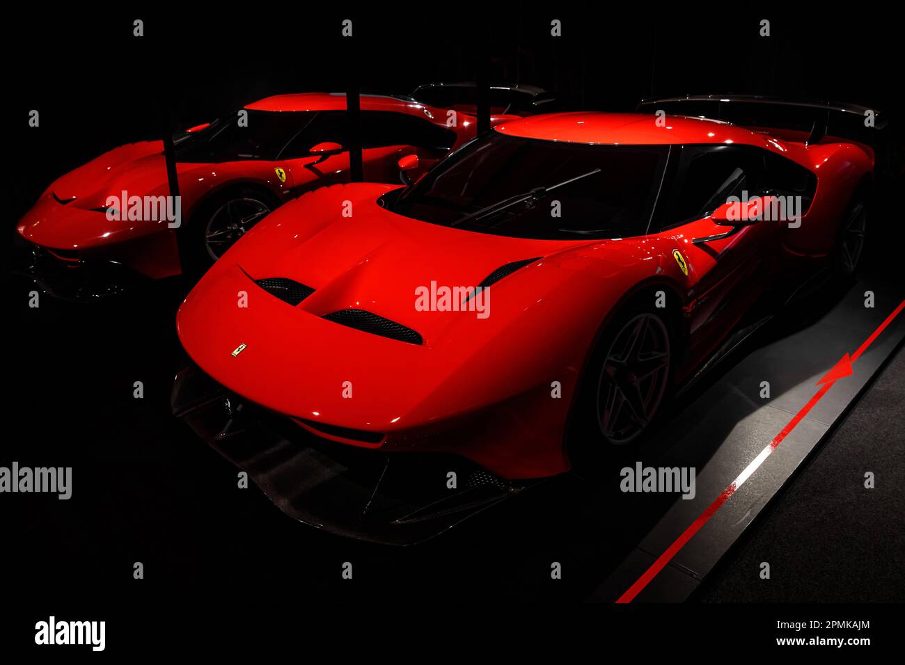 Auto sportiva rossa su sfondo scuro. Foto Stock