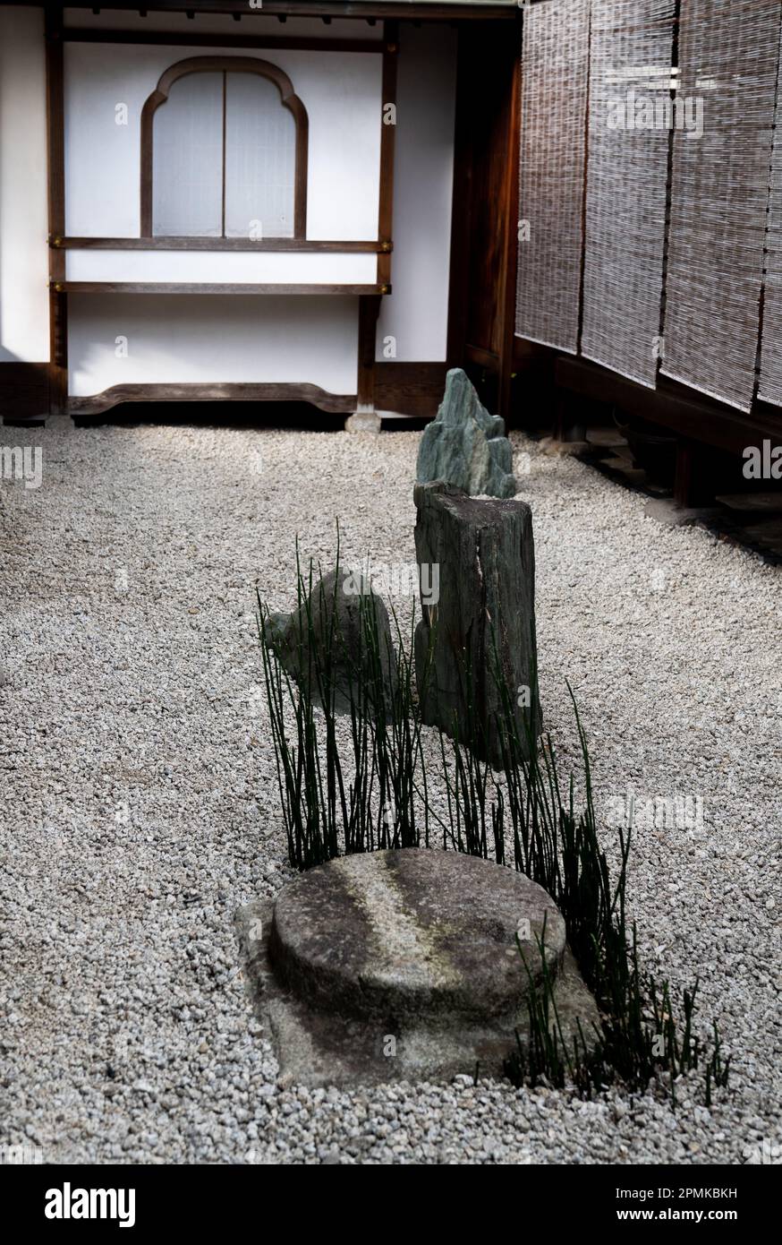 Entrata che conduce al giardino del tempio secondario di Zuihoin a Daitokuji, sede centrale di Rinzai Zen a Kyoto, Giappone. Foto Stock