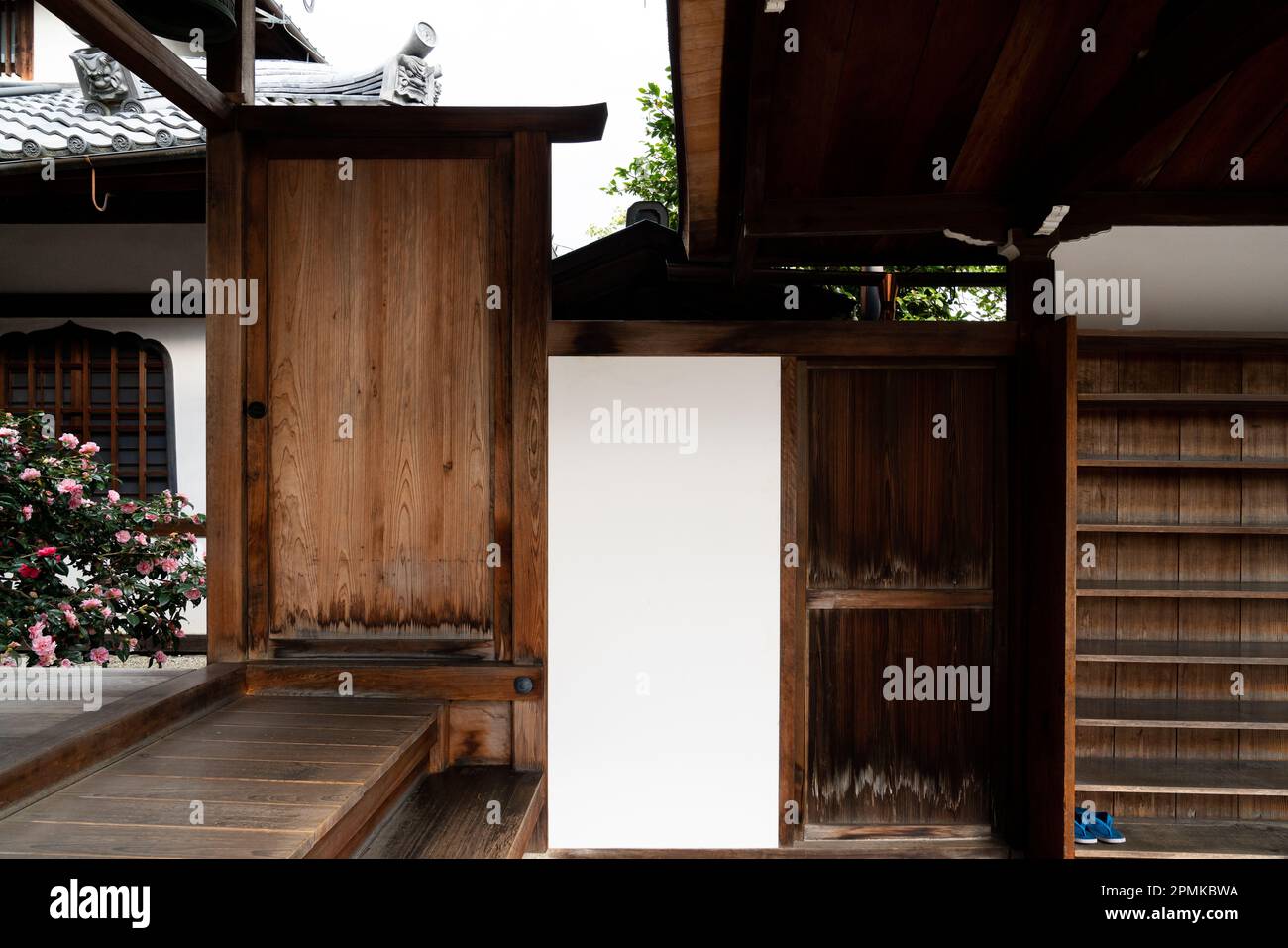 Entrata che conduce al giardino del tempio secondario di Zuihoin a Daitokuji, sede centrale di Rinzai Zen a Kyoto, Giappone. Foto Stock