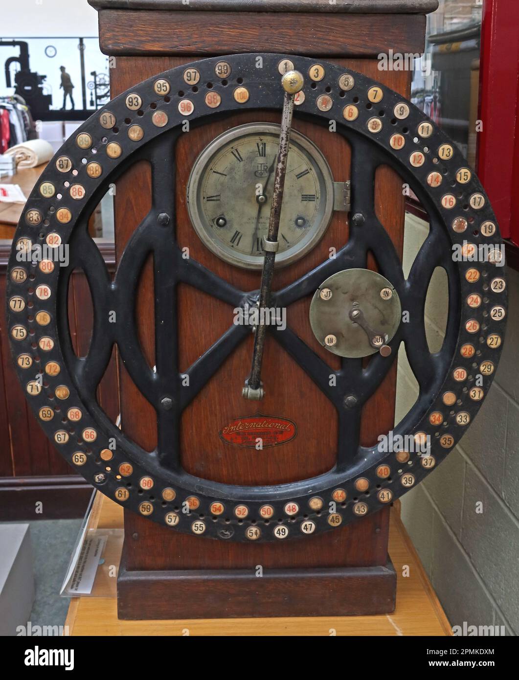 Ruota di numero circolare, su International Time Recorders , 112 The Strand , Londra, Inghilterra, Regno Unito, WC2R 0AG Foto Stock