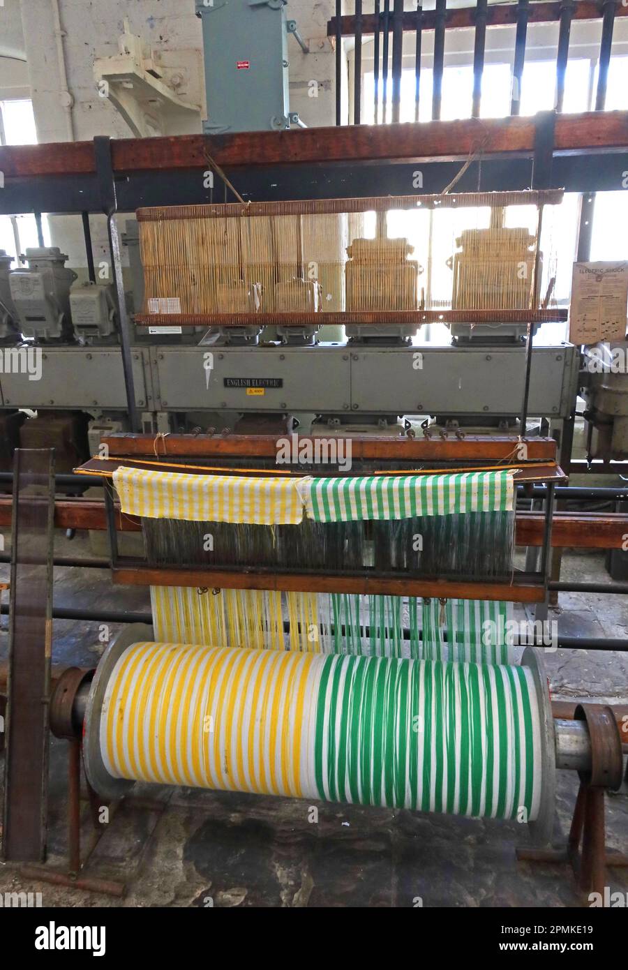 Capannone, telai di cotone Lancashire per tessitura, Queen Street Mill, Harle Syke, Briercliffe, Burnley, Lancs, Inghilterra, Regno Unito, BB10 2HX Foto Stock