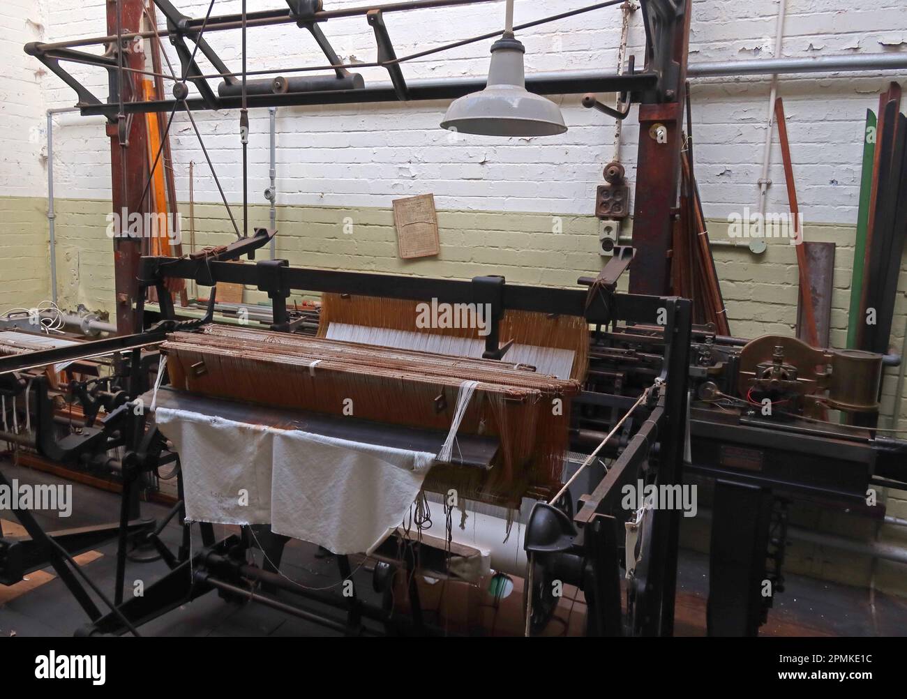 Capannone, telai di cotone Lancashire per tessitura, Queen Street Mill, Harle Syke, Briercliffe, Burnley, Lancs, Inghilterra, Regno Unito, BB10 2HX Foto Stock