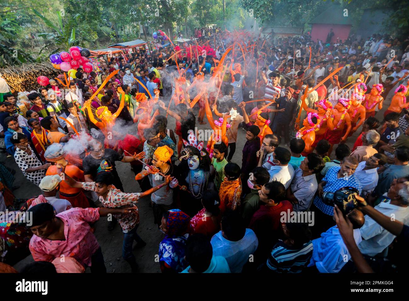 Bangladesh, 13/04/2023, con la fine del mese di Chaitra, l'ultimo dell'anno di Bangla, la comunità indù si riunisce in un festival dedicato al culto di Lord Shiva e Parvati. Il programma è localmente noto come "Lal Kach" (vetro rosso). L'idea centrale di questo programma è che un gruppo di soldati guidati da Shiva appaia sulla terra con una missione: Allontanare le forze del male. Questi soldati, che risplendono nella luce divina di Shiva, marciano verso i templi vicini. Tutto fa parte di una lunga tradizione che risale a centinaia di anni fa. Gli Indù, specialmente i giovani, si dipingono in r Foto Stock