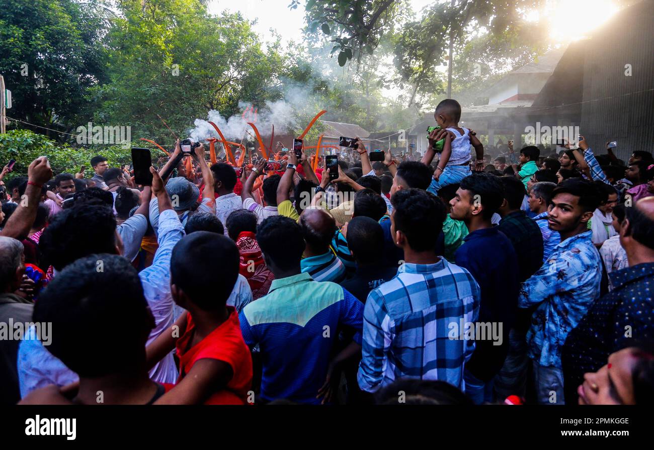 Bangladesh, 13/04/2023, con la fine del mese di Chaitra, l'ultimo dell'anno di Bangla, la comunità indù si riunisce in un festival dedicato al culto di Lord Shiva e Parvati. Il programma è localmente noto come "Lal Kach" (vetro rosso). L'idea centrale di questo programma è che un gruppo di soldati guidati da Shiva appaia sulla terra con una missione: Allontanare le forze del male. Questi soldati, che risplendono nella luce divina di Shiva, marciano verso i templi vicini. Tutto fa parte di una lunga tradizione che risale a centinaia di anni fa. Gli Indù, specialmente i giovani, si dipingono in r Foto Stock