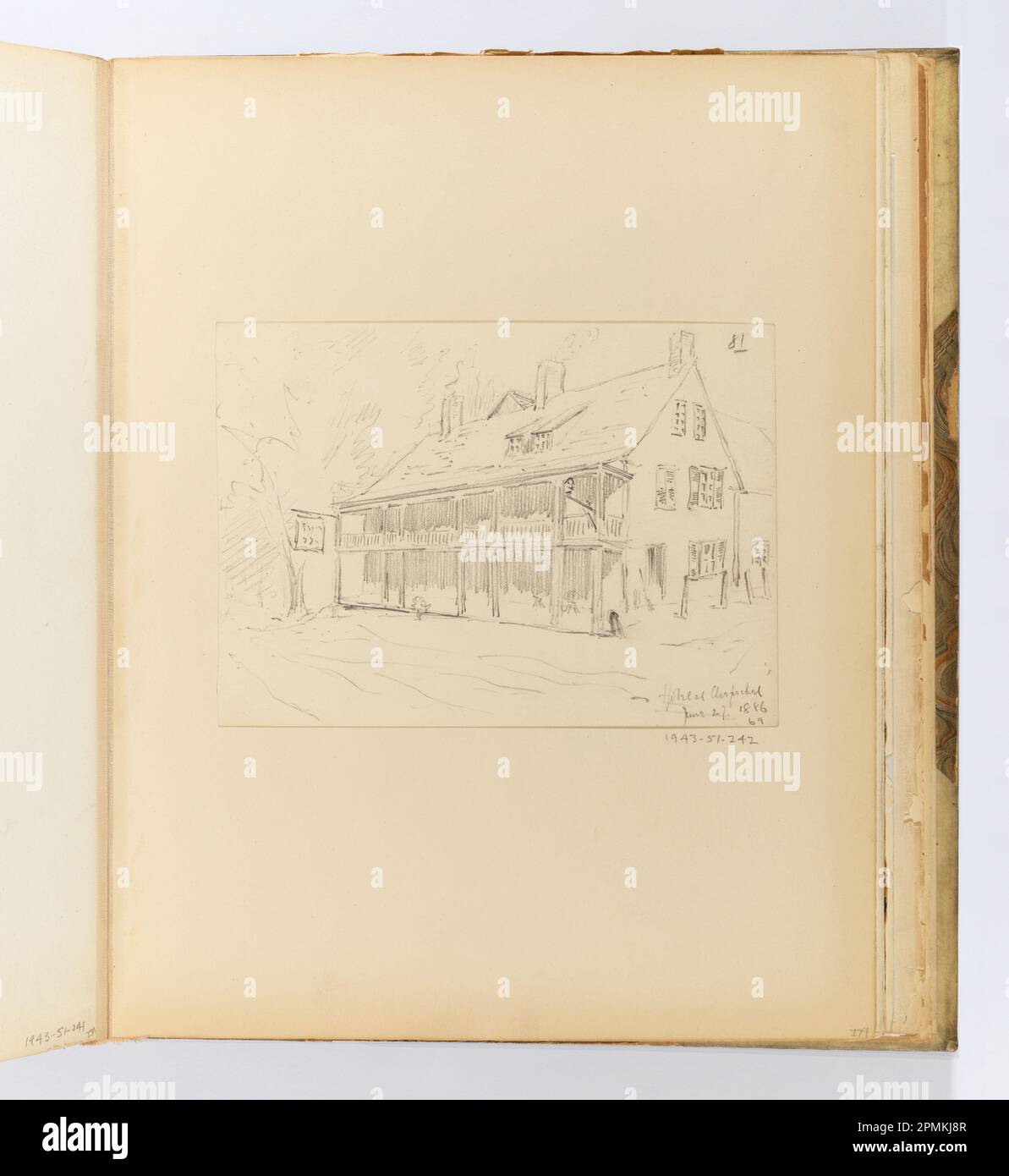 Album Page, Hotel a Clesfachel; Whitney Warren Jr. (Americano, 1864–1943); grafite su carta con trama bianca con punta in tessuto; 13,1 x 18,3 cm (5 3/16 x 7 3/16 in.), irregolare; supporto: 32 x 24,7 cm (12 5/8 x 9 3/4 in.) Foto Stock Album Page, Hotel a Clesfachel; Whitney Warren Jr. (Americano, 1864–1943); grafite su carta con trama bianca con punta in tessuto; 13,1 x 18,3 cm (5 3/16 x 7 3/16 in.), irregolare; supporto: 32 x 24,7 cm (12 5/8 x 9 3/4 in.) Foto Stock