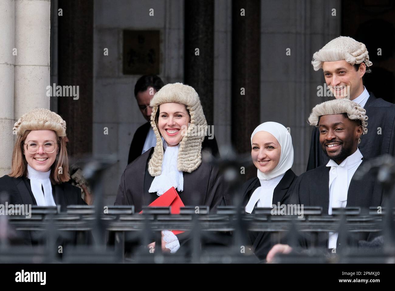 Un gruppo di barristers e un giudice, recentemente giurato in membri del consiglio del re posa per una foto in abito cerimoniale fuori della RCJ. Foto Stock