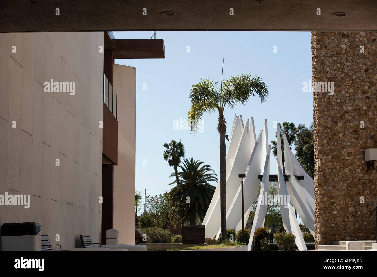 Compton, California, USA - 25 marzo 2023: La luce del sole splende sul Dr. Martin Luther King Memorial al Compton Civic Center. Foto Stock