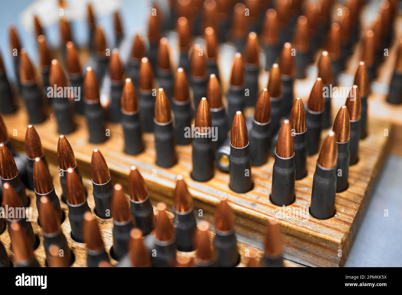 Pallottole di riffle in scaffali di legno in officina di stabilimento di produzione Foto Stock