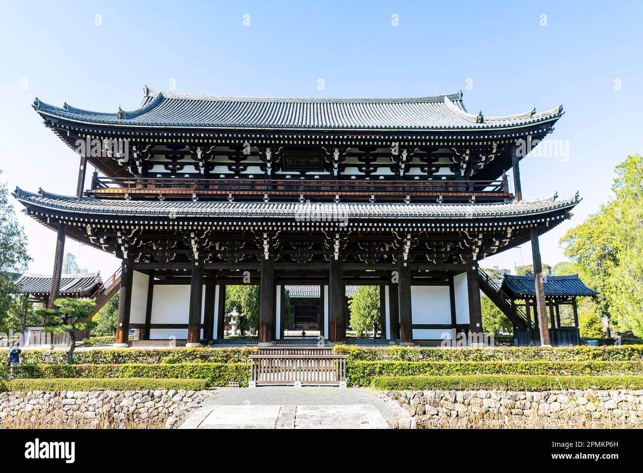 Kyoto Giappone, 2023 aprile, tempio di Great Zen, tempio buddista Tofuku-Ji e porta San-mon dalle 1425, stagione primaverile di Kyoto, Giappone, Asia Foto Stock