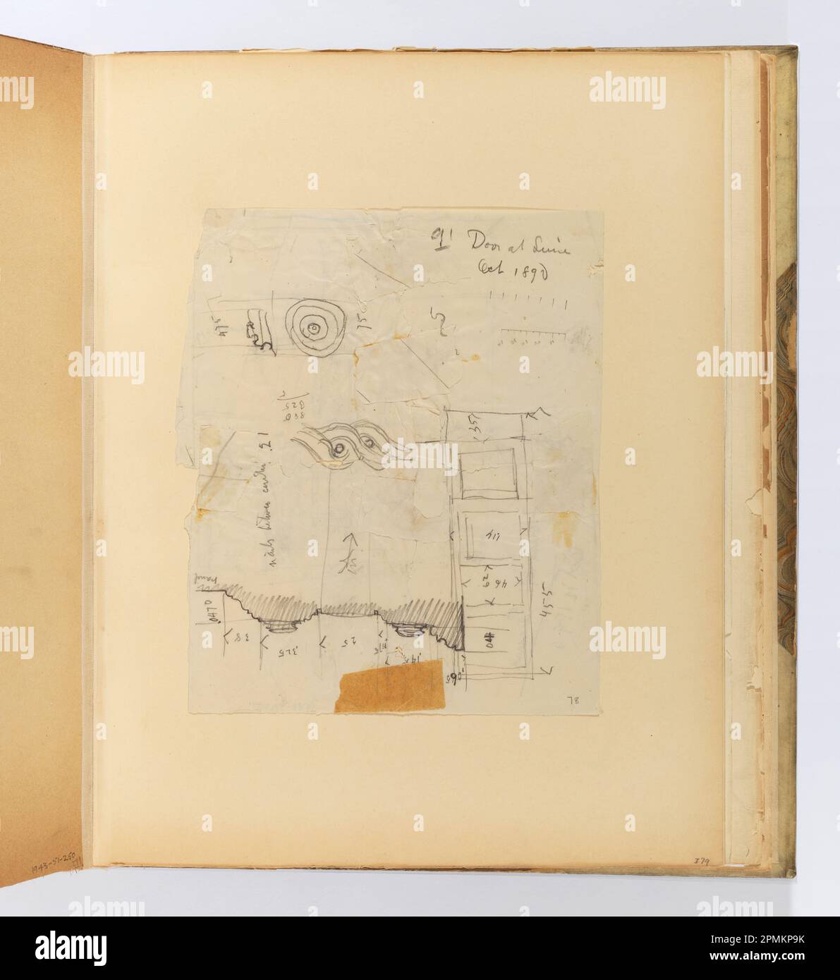 Album Page, recto e verso: Schizzi di Door a S....; Whitney Warren Jr. (Americano, 1864–1943); Francia; grafite su carta bianca sottile e liscia montata su carta bianca quasi bianca con punta in tessuto; 19,7 x 16,1 cm (7 3/4 x 6 5/16 in.), irregolare; montaggio: 32 x 24,8 cm (12 5/8 x 9 3/4 in.) Foto Stock Album Page, recto e verso: Schizzi di Door a S....; Whitney Warren Jr. (Americano, 1864–1943); Francia; grafite su carta bianca sottile e liscia montata su carta bianca quasi bianca con punta in tessuto; 19,7 x 16,1 cm (7 3/4 x 6 5/16 in.), irregolare; montaggio: 32 x 24,8 cm (12 5/8 x 9 3/4 in.) Foto Stock